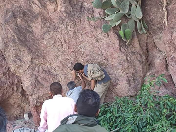 فريق جيولوجي يطلع على مناطق انهيارات في تعز