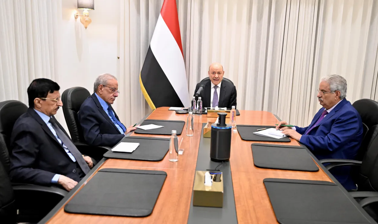 العليمي ورئيس الوزراء يترأسان اجتماعا موسعا ويؤكدان على حماية السيادة وإنهاء الانقلاب
