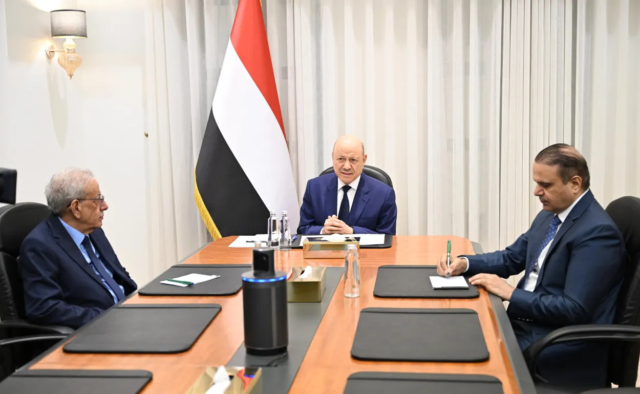 العليمي والزنداني يجتمعان بالسفراء ويؤكدان على أن الدبلوماسية خط الدفاع الأول عن سيادة اليمن