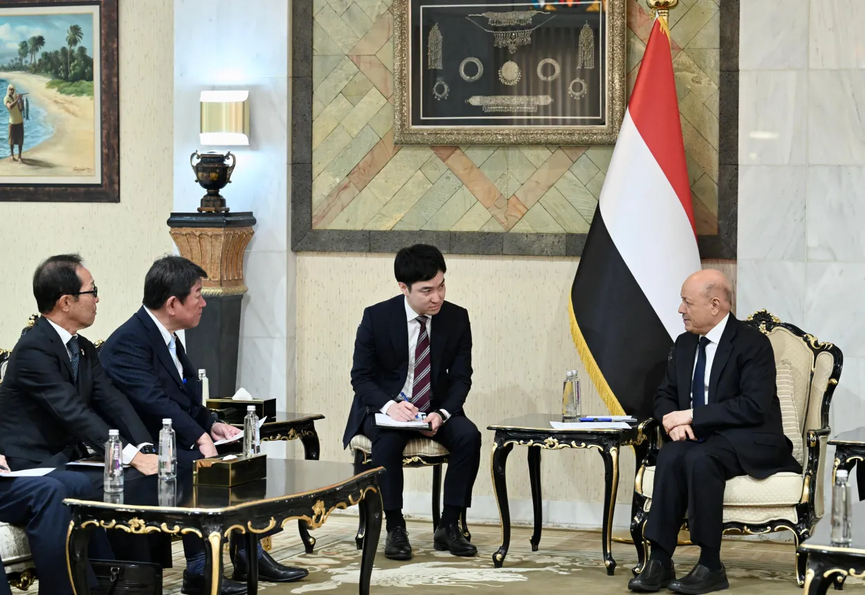 العليمي يبحث مع وزير الخارجية الياباني تعزيز التعاون ودعم خفر السواحل