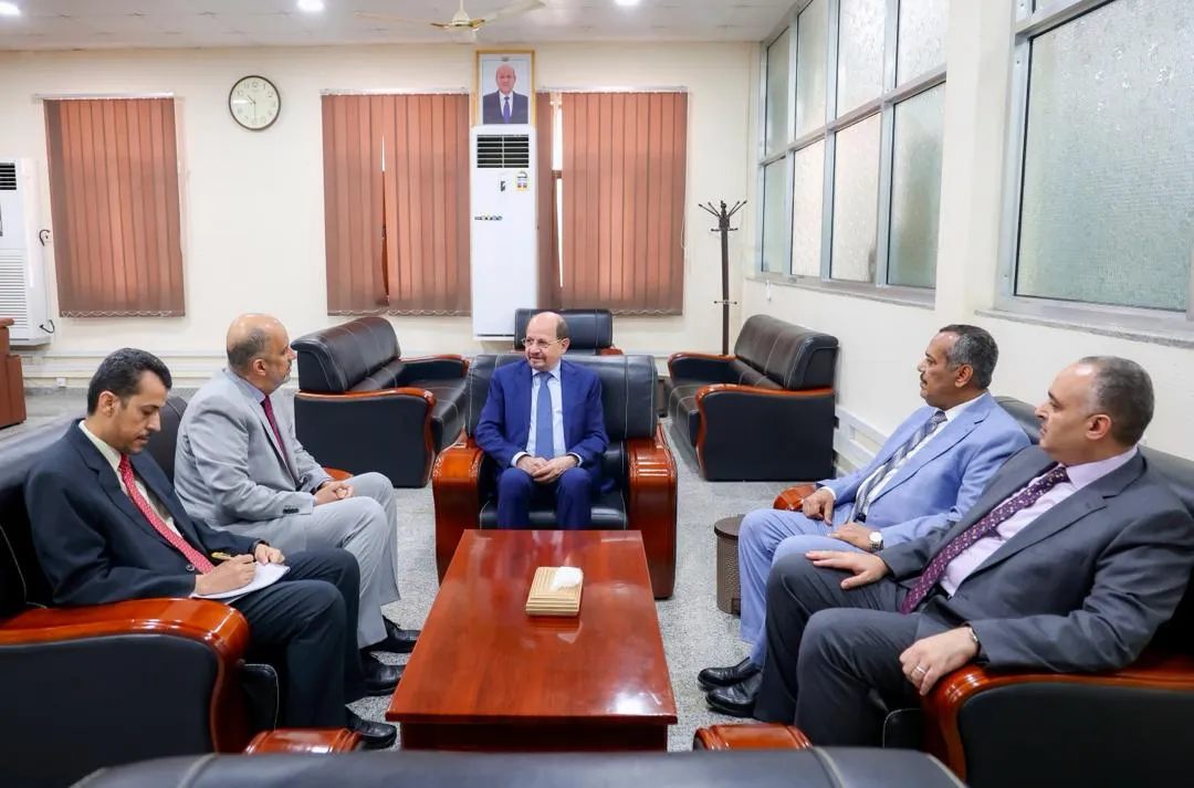 الزنداني يوجه بالتنفيذ العاجل لبدل غلاء المعيشة والتسويات الوظيفية وضبط الموارد العامة