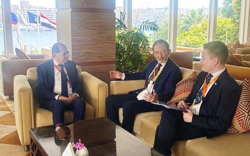 وزير الخارجية يلتقي المبعوث الألماني على هامش منتدى أسوان للسلام والتنمية