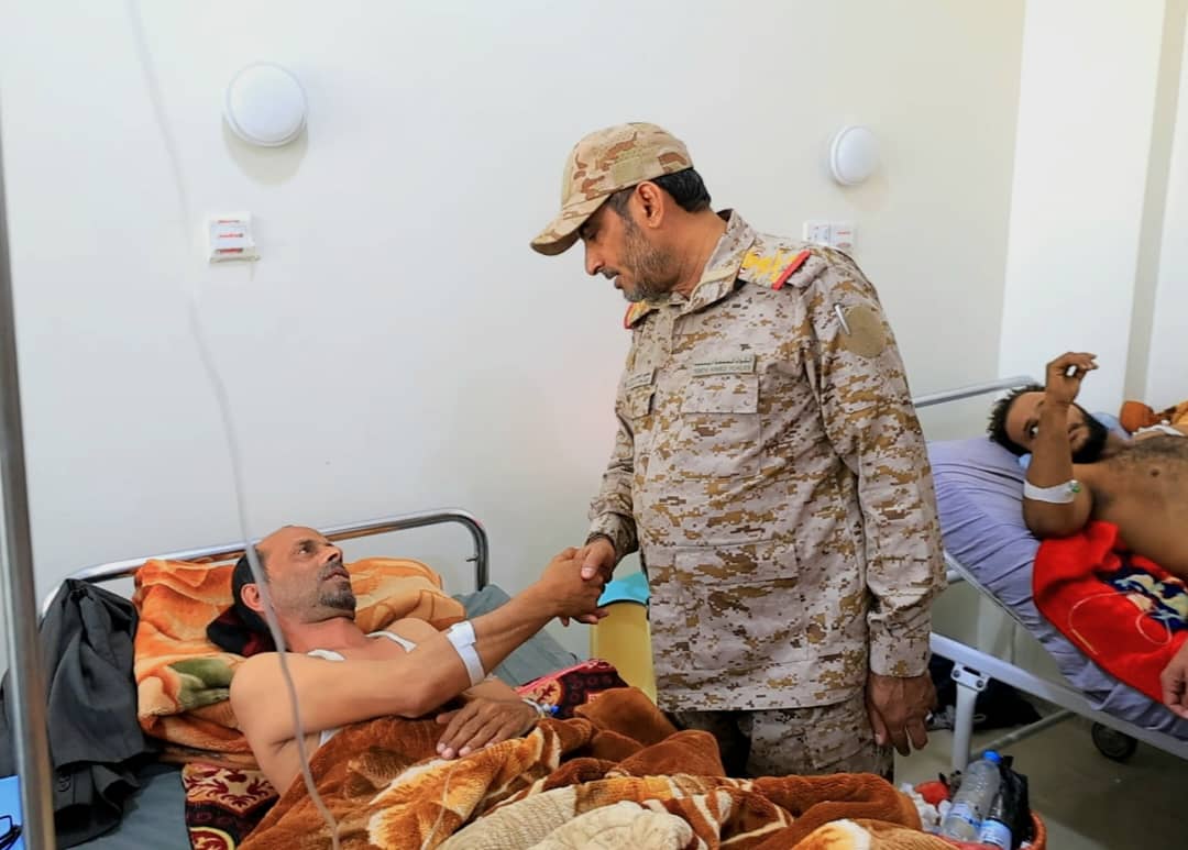 بن عزيز يتفقد جرحى المنطقة الأولى بمأرب ويؤكد: الاعتداءات لن تنال من جاهزية القوات المسلحة