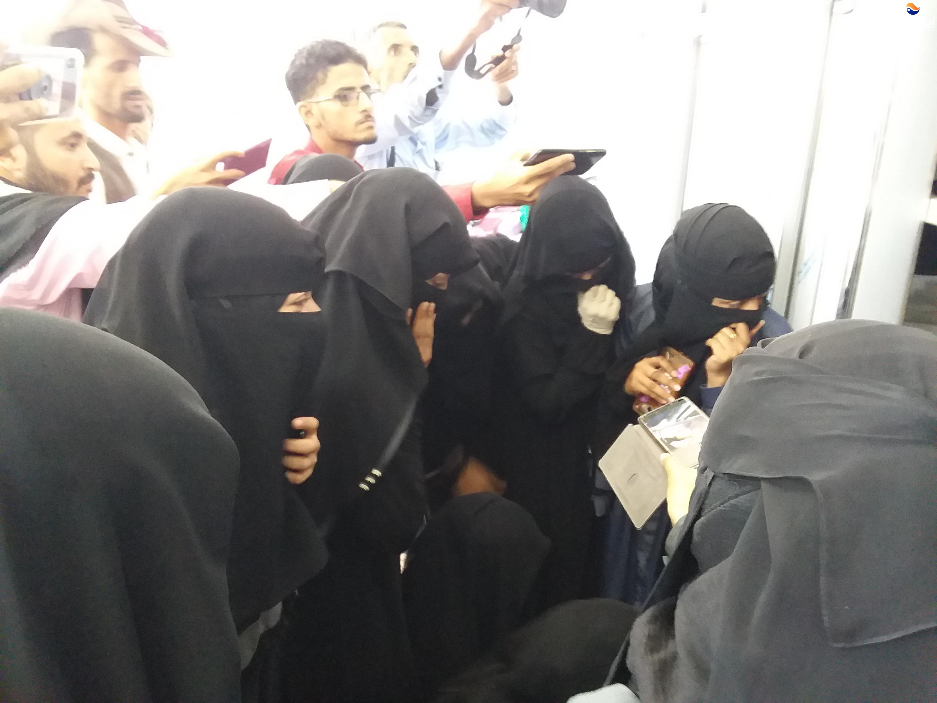 عائلة الحرق في زيارة جثامين ذويها/ تصوير عمران فرحان