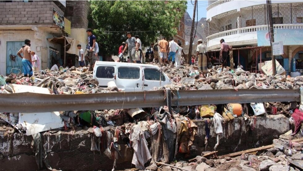 اليمن يوجه «نداء استغاثة عاجلاً»: فيضانات الأمطار تتسبب في وفيات وتضرر آلاف الأسر «وخسائر جسيمة»