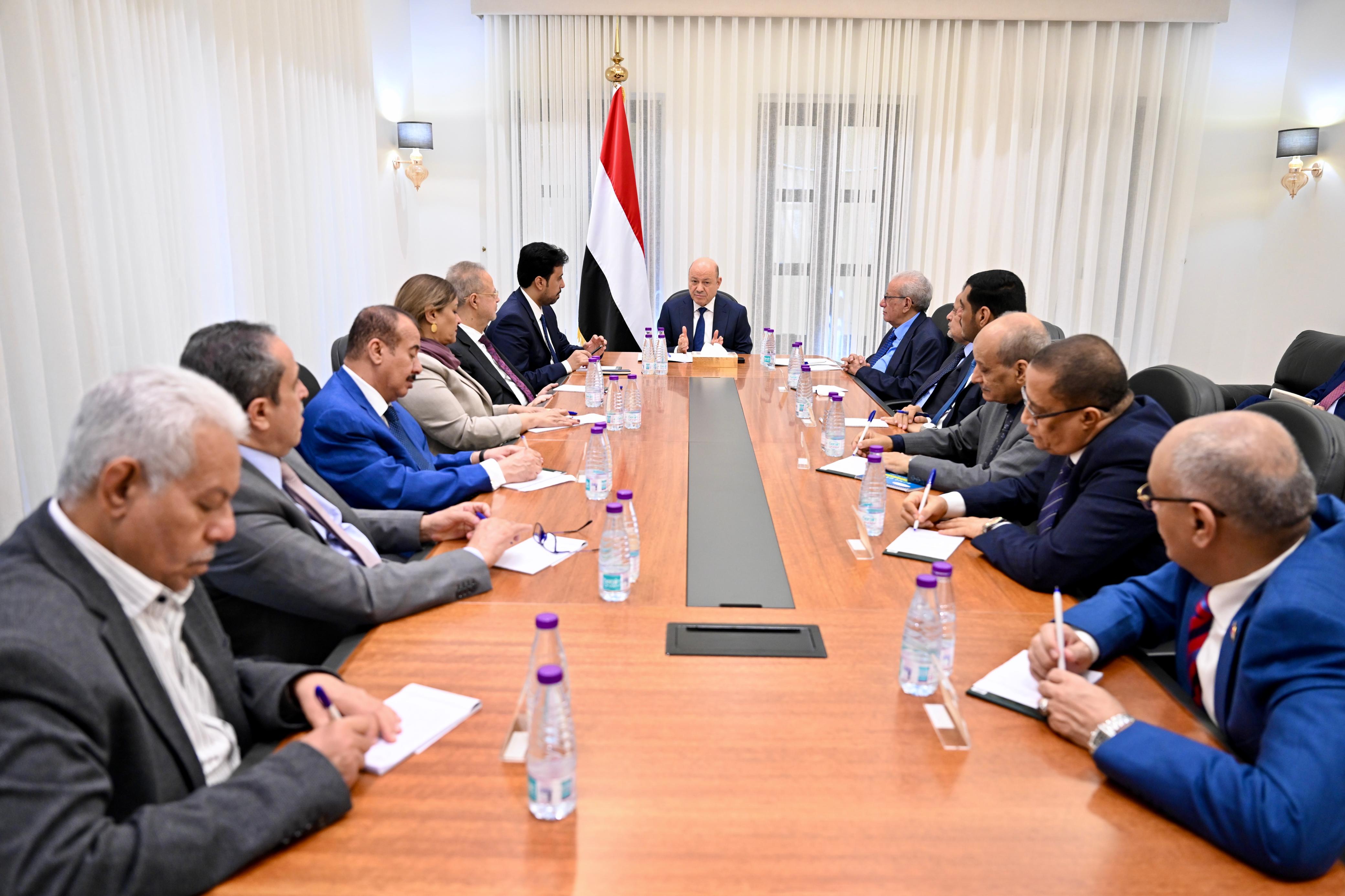 العليمي يترأس اجتماعا بهيئة التشاور وقيادات الأحزاب لبحث المستجدات المحلية والإقليمية