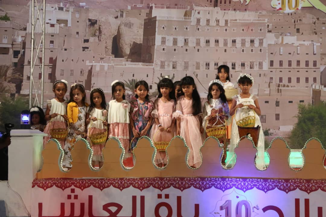 تريم حضرموت تحتفل بزواج جماعي لـ 96 عريساً وعروسة (صور)