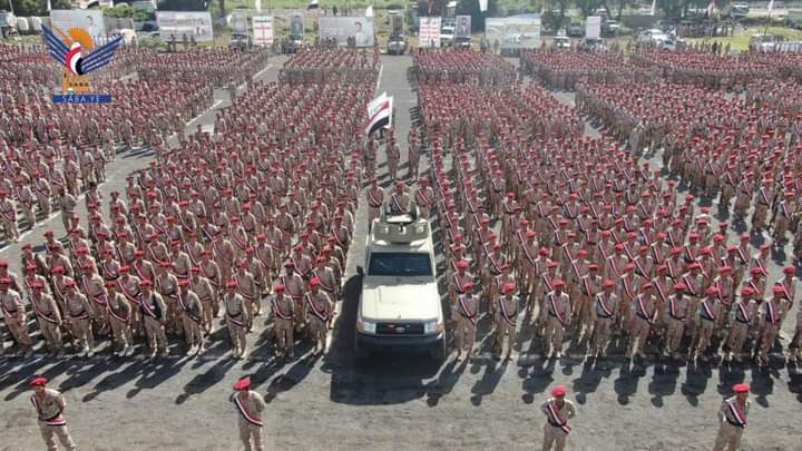 الحوثيون ينظمون عرضا عسكريًا في محافظة إب 
