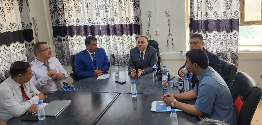 نائب وزير المالية هاني وهاب يطلع على أداء مكتب الوزارة في مأرب ويؤكد تعزيز الرقابة والشفافية