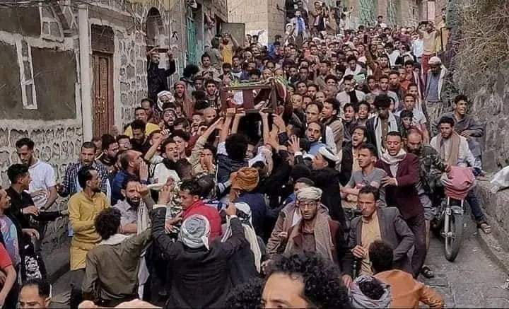 الالاف يشيعون المكحل في إب وينددون بالحوثيين