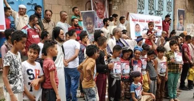 وقفة تضامنية مع بائع العصافير الذي قتل بمواجهات قبل أيام بتعز