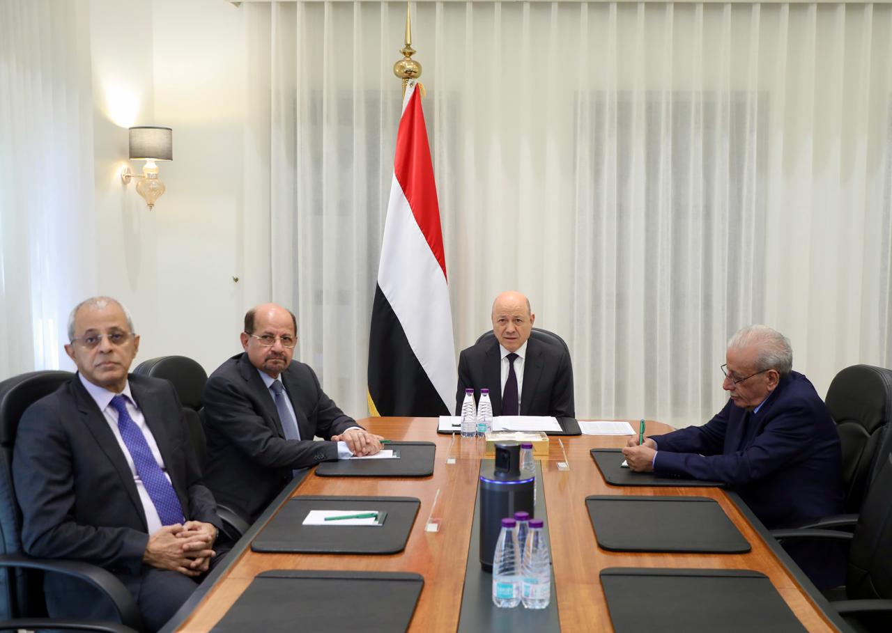 بحضور وزير الخارجية.. العليمي يحذّر من إجراءات تهدد وحدة القرار ويؤكد أن الشراكة لا تتحول إلى تمرد على الدولة