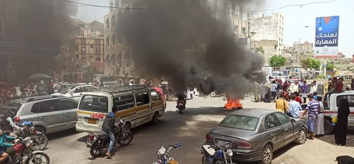 محتجون يقطعون شارعا رئيسيا في محافظة تعز 