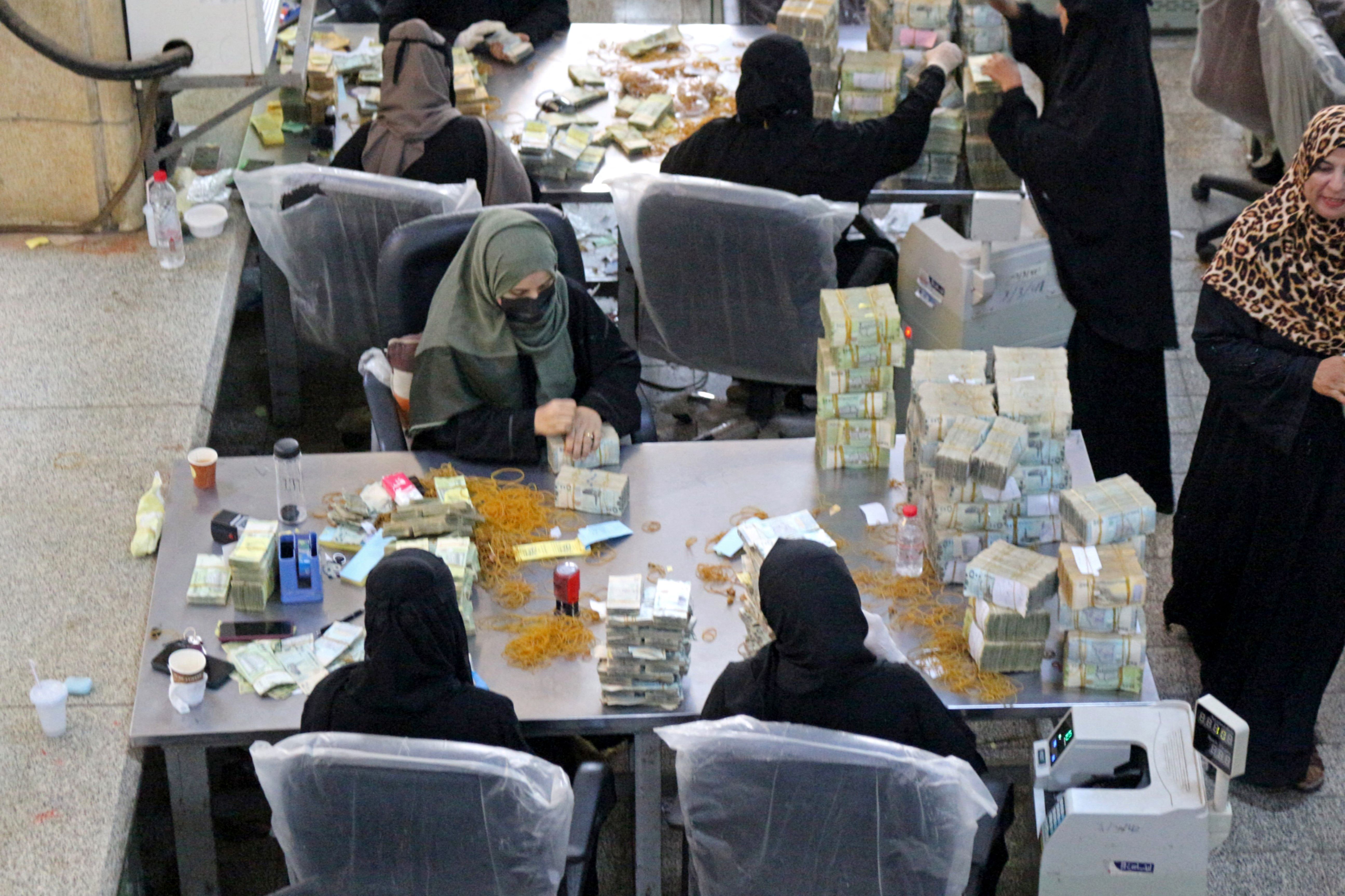 وقف التصعيد الاقتصادي ينقذ بنوك اليمن من تداعيات قرارات 30 مايو