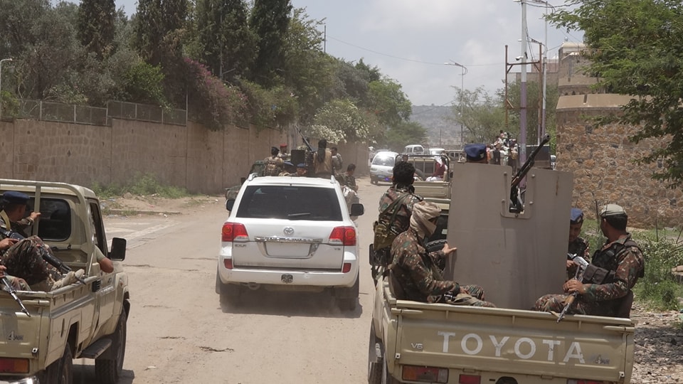 نجاة محافظ تعز وقائد محور طور الباحة من كمين دموي.. وملاحقات أمنية للجناة