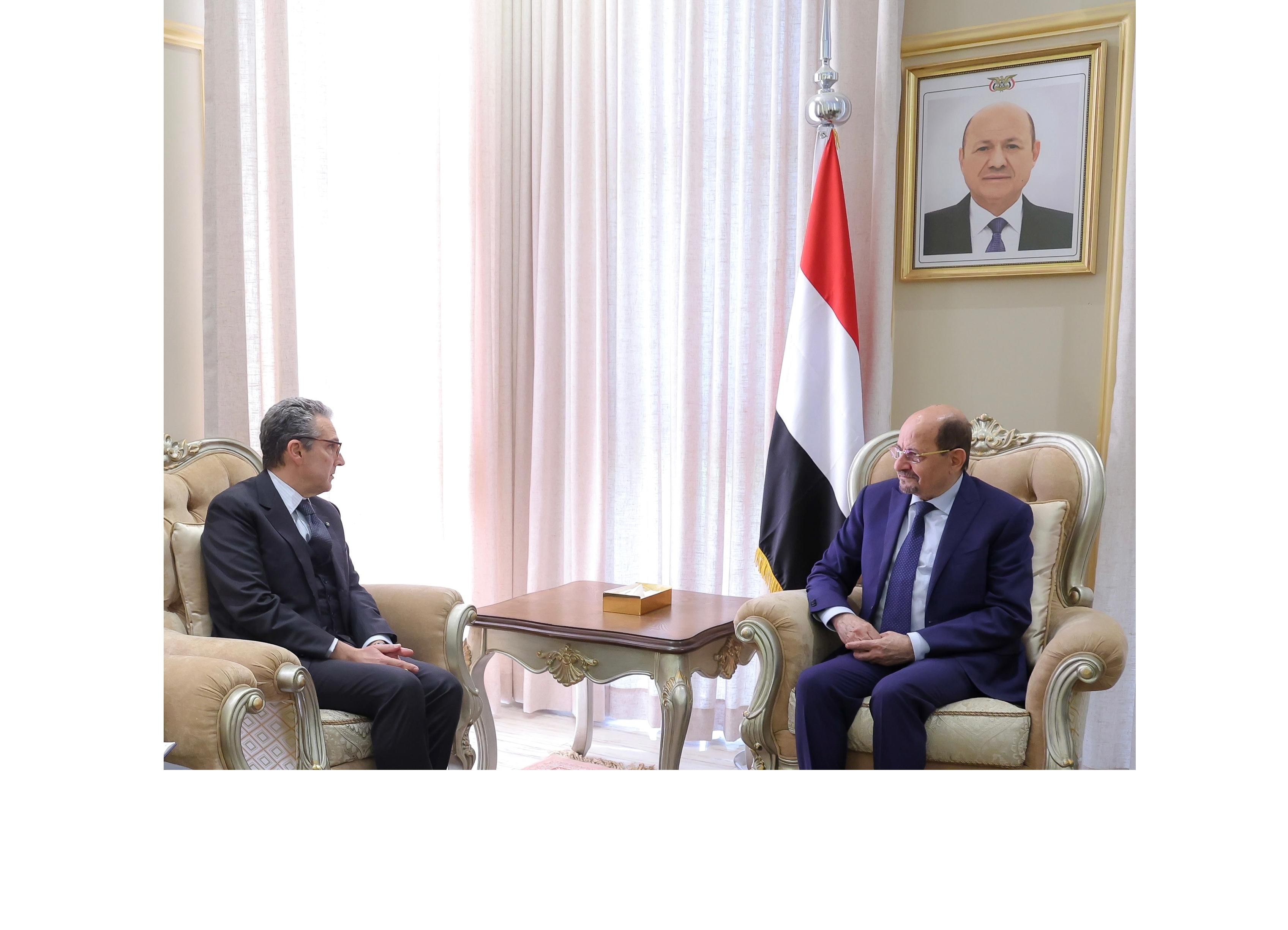 رئيس الوزراء الدكتور الزنداني يبحث مع السفير الإيطالي تعزيز التعاون الثنائي