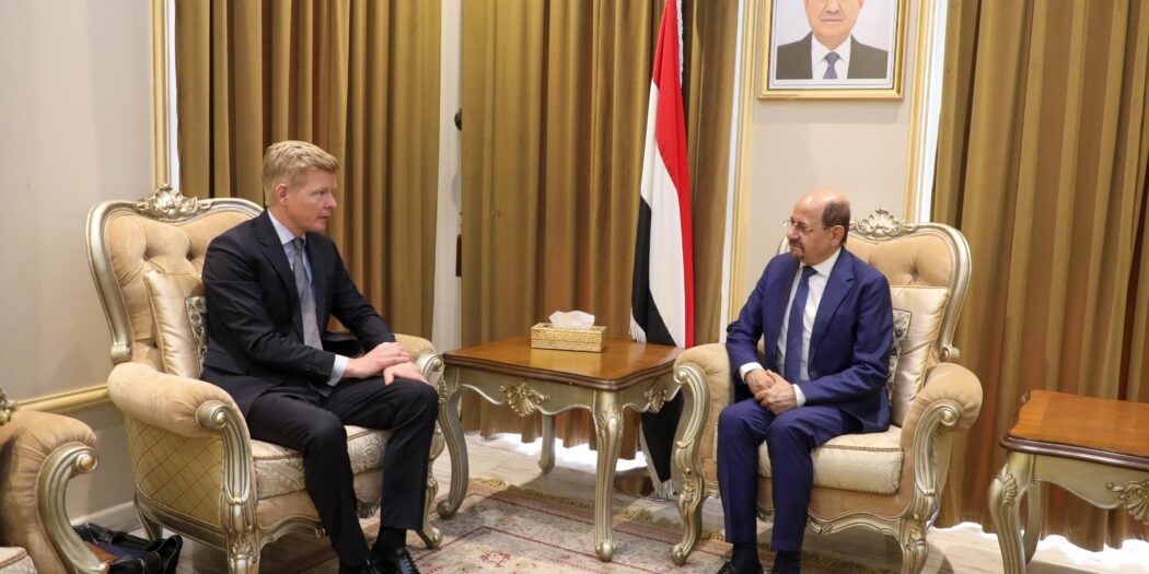 وزير الخارجية يلتقي المبعوث الأممي ويؤكد على دعم الحكومة لجهود السلام