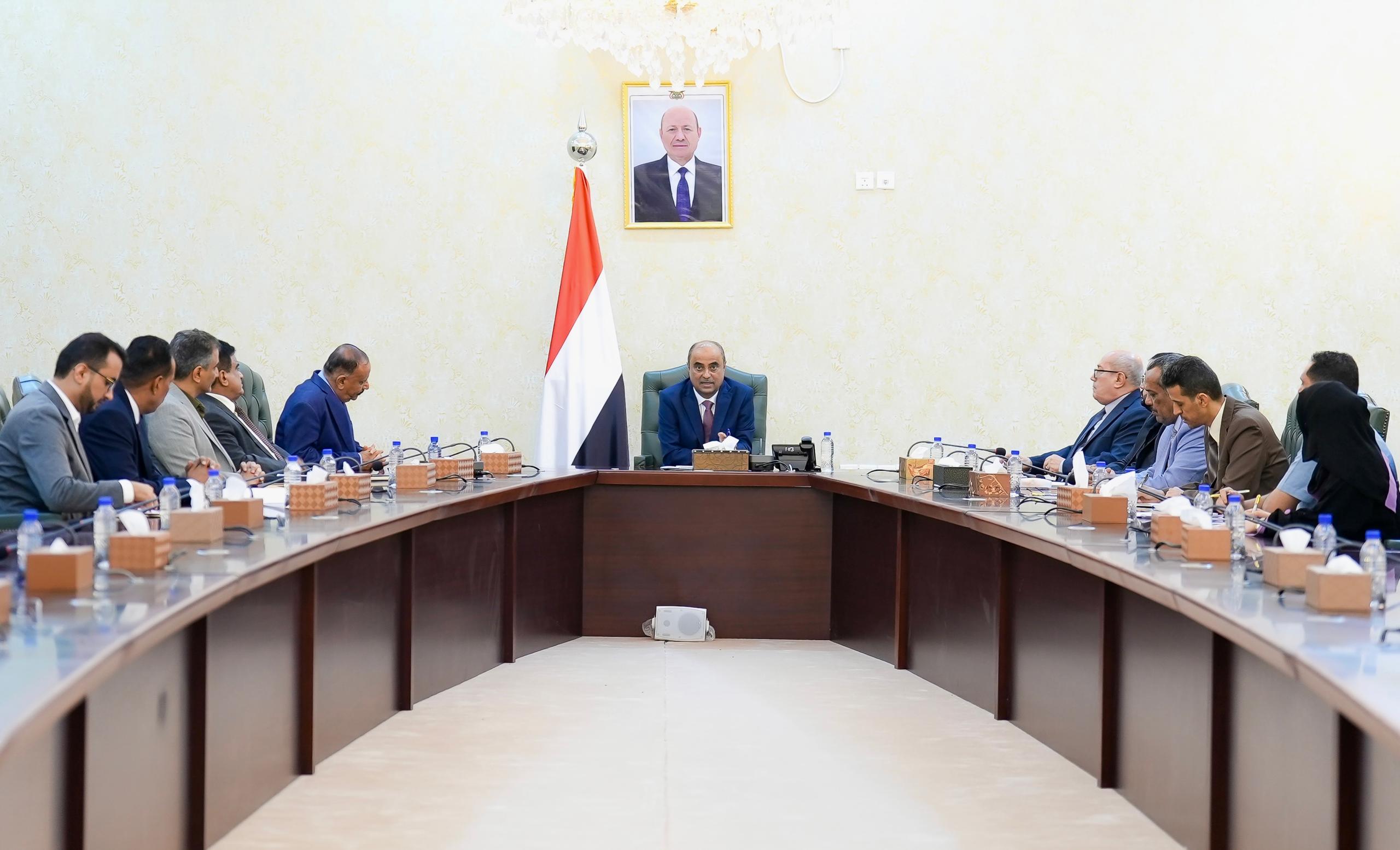 رئيس الوزراء يترأس اجتماعاً حكومياً لمناقشة أضرار السيول واتخاذ إجراءات عاجلة في عدن