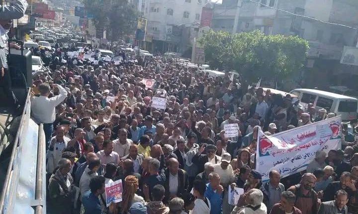 مئات المعلمين في تعز يتظاهرون للمطالبة بصرف وزيادة مرتباتهم في ظل انهيار العملة
