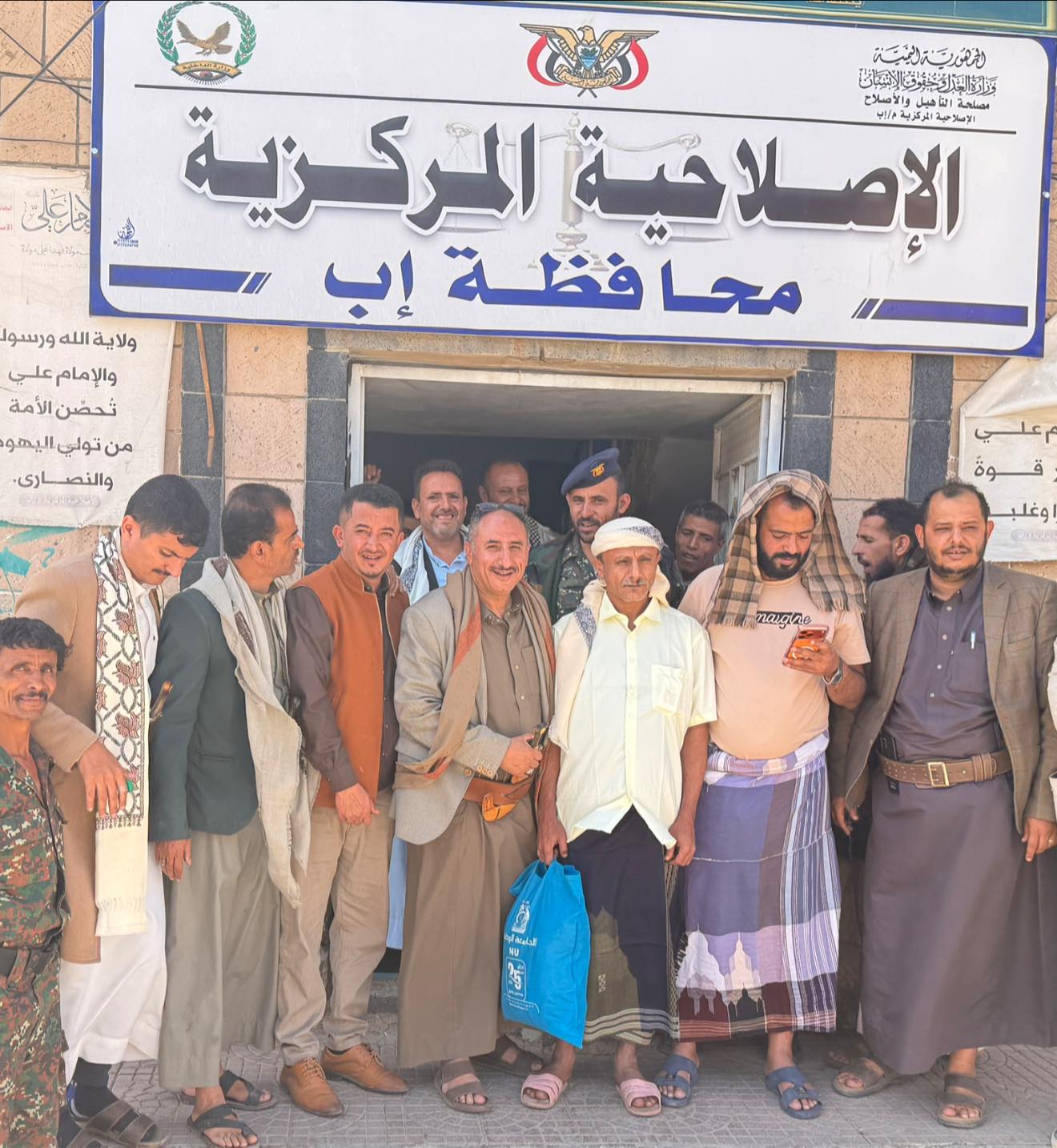 إطلاق السجناء المعسرين في إب مبادرات يقودها الناشطان ماجد ياسين وعلي السياغي بدعم فاعلي الخير