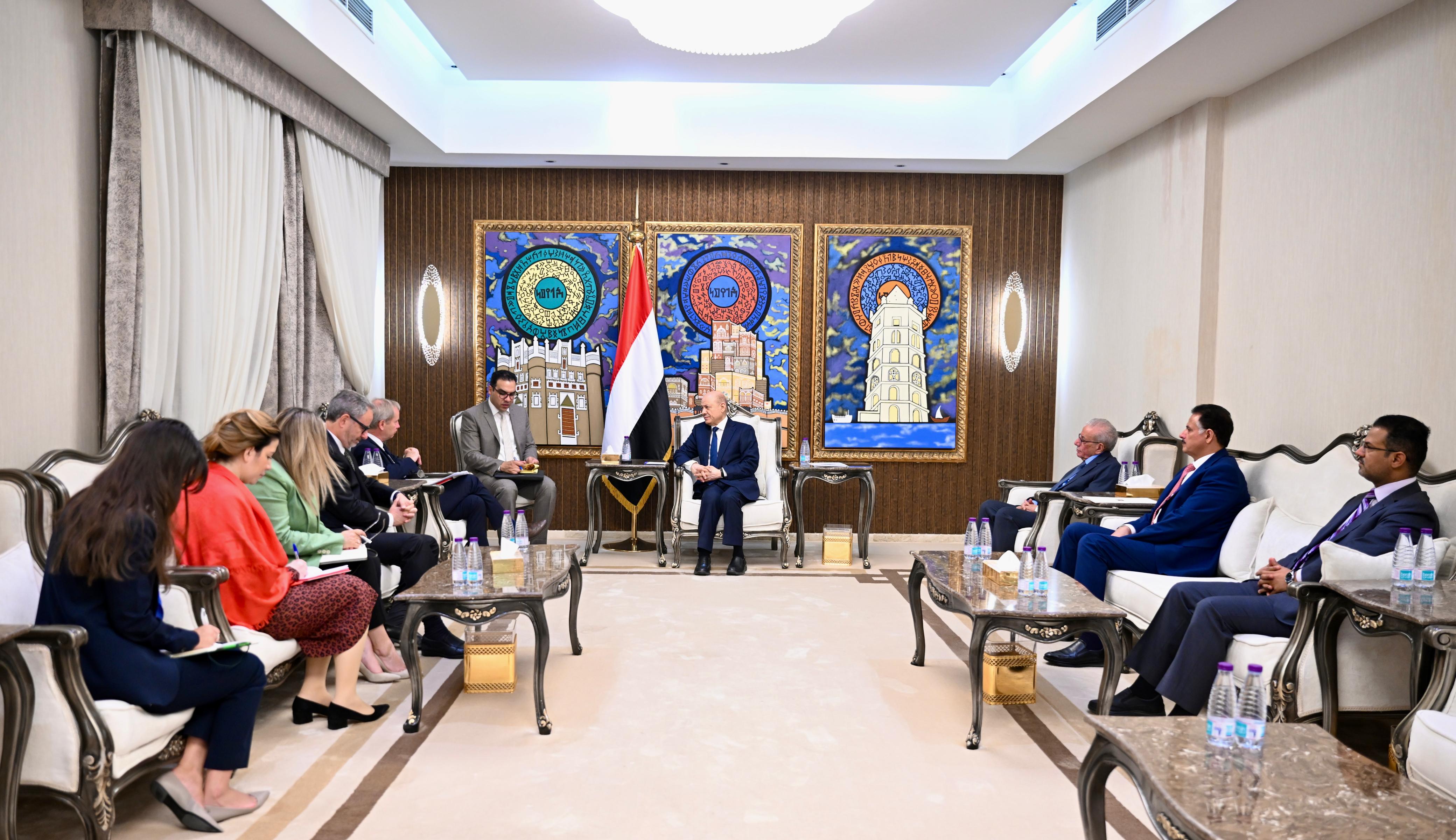 الرئيس العليمي يبحث مع مسؤولين أوروبيين دعم الاقتصاد اليمني ومواجهة التهديدات الحوثية