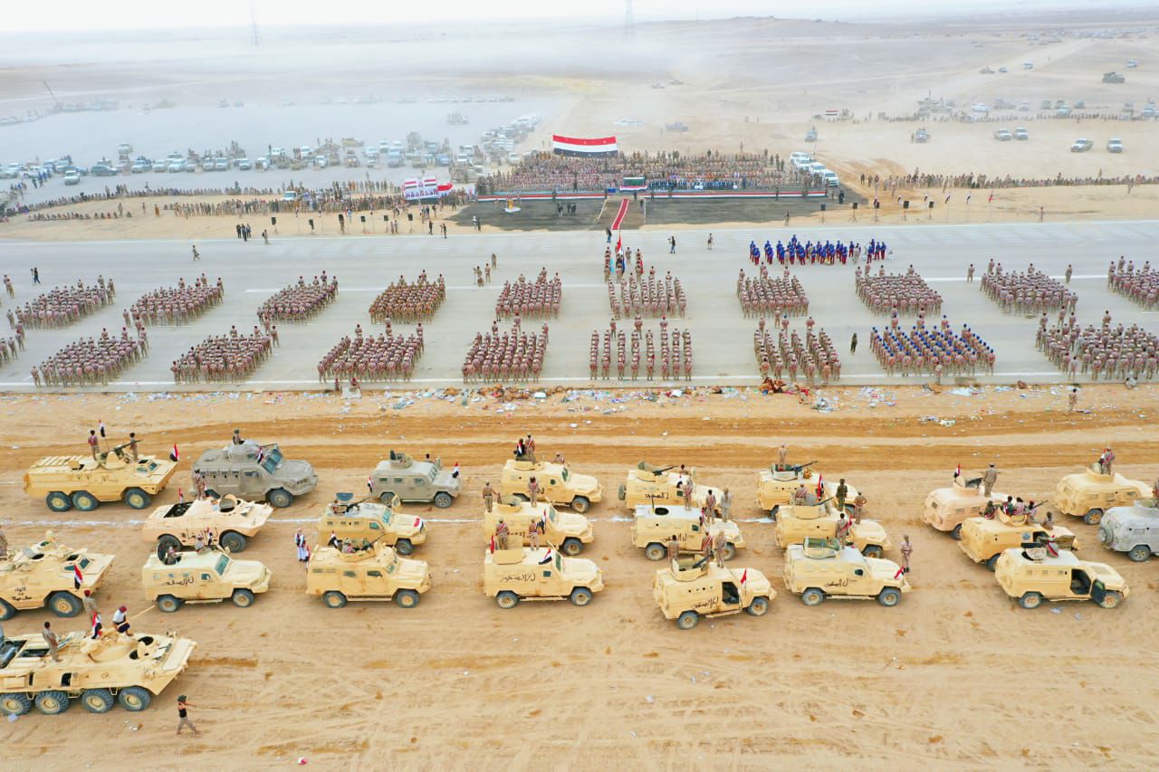 الدفاع والداخلية تستعرض حفلا عسكريا بمارب