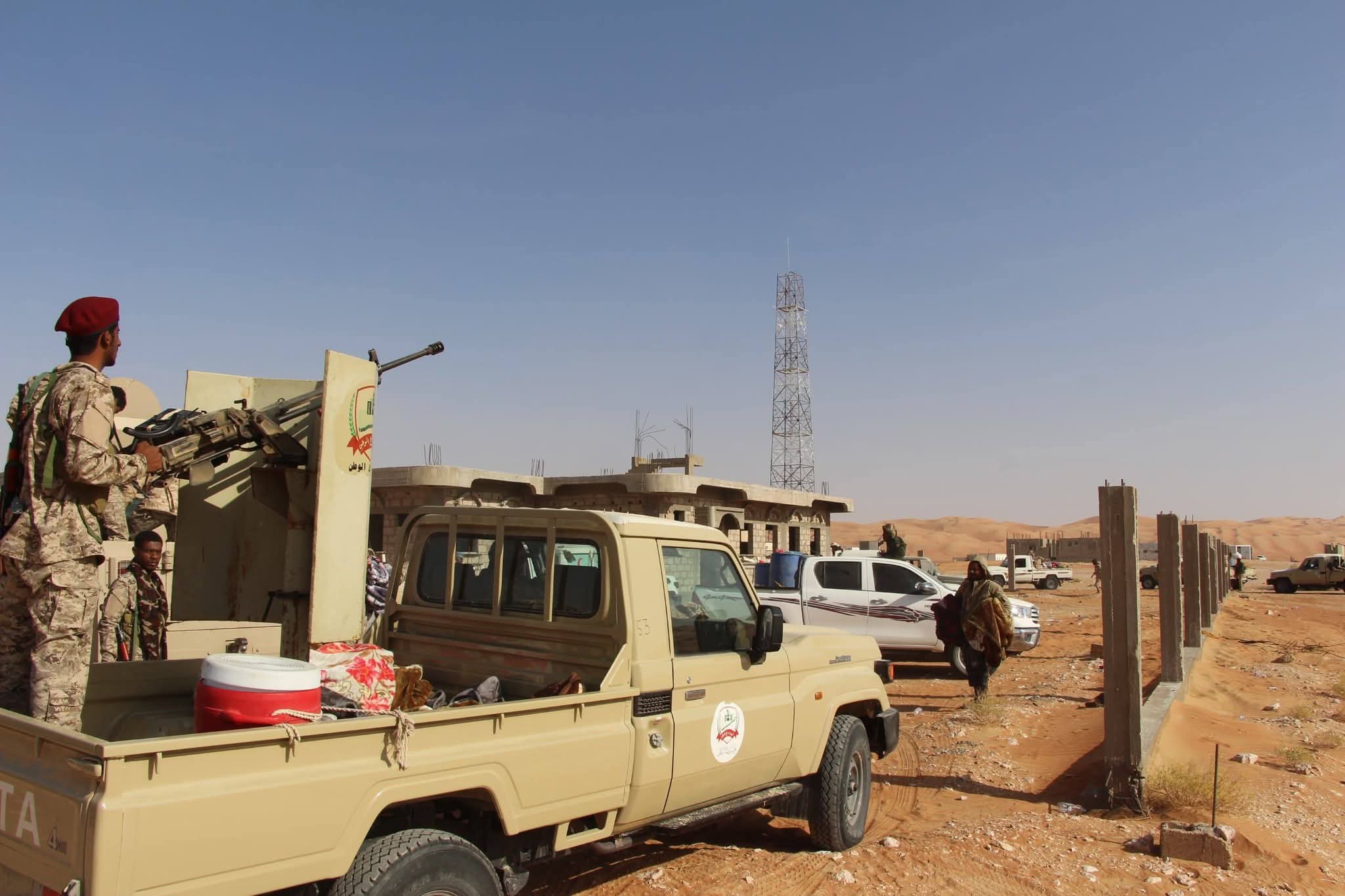 قوات الطوارئ تُسلّم مواقعها في حضرموت ودرع الوطن تتسلم معسكرات ومطار صلاح الدين بعدن