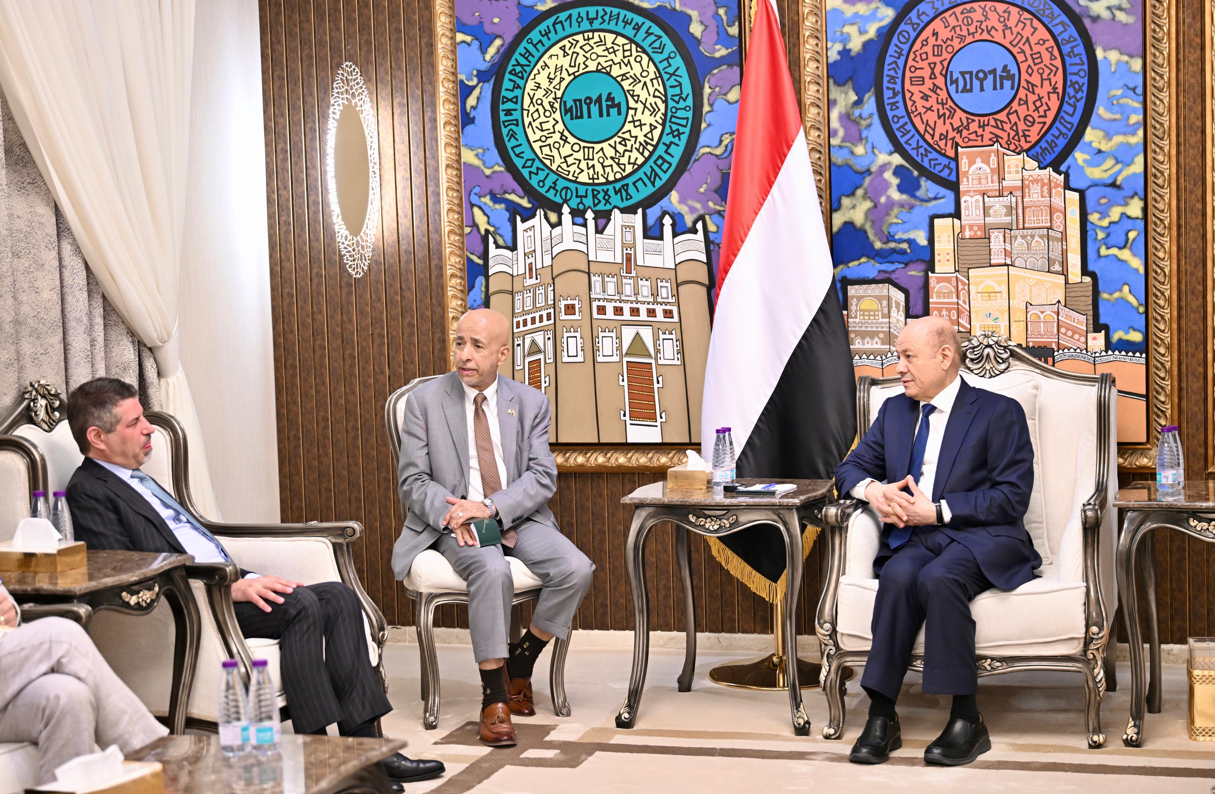 العليمي يبحث مع السفير الأمريكي والسفيرة الفرنسية التحديات الأمنية والاقتصادية وتعزيز الشراكة