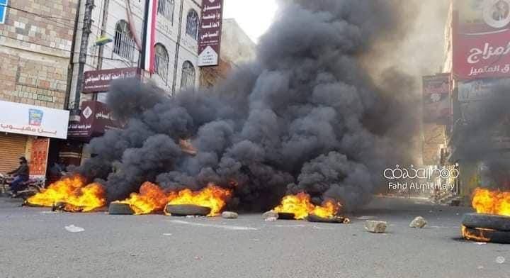 غليان شعبي وأعمال شغب احتجاجا على تردي الأوضاع بتعز