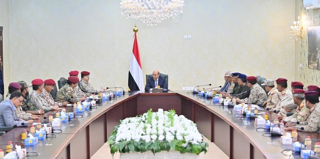 العليمي يجتمع باللجنة العسكرية والأمنية الميدانية
