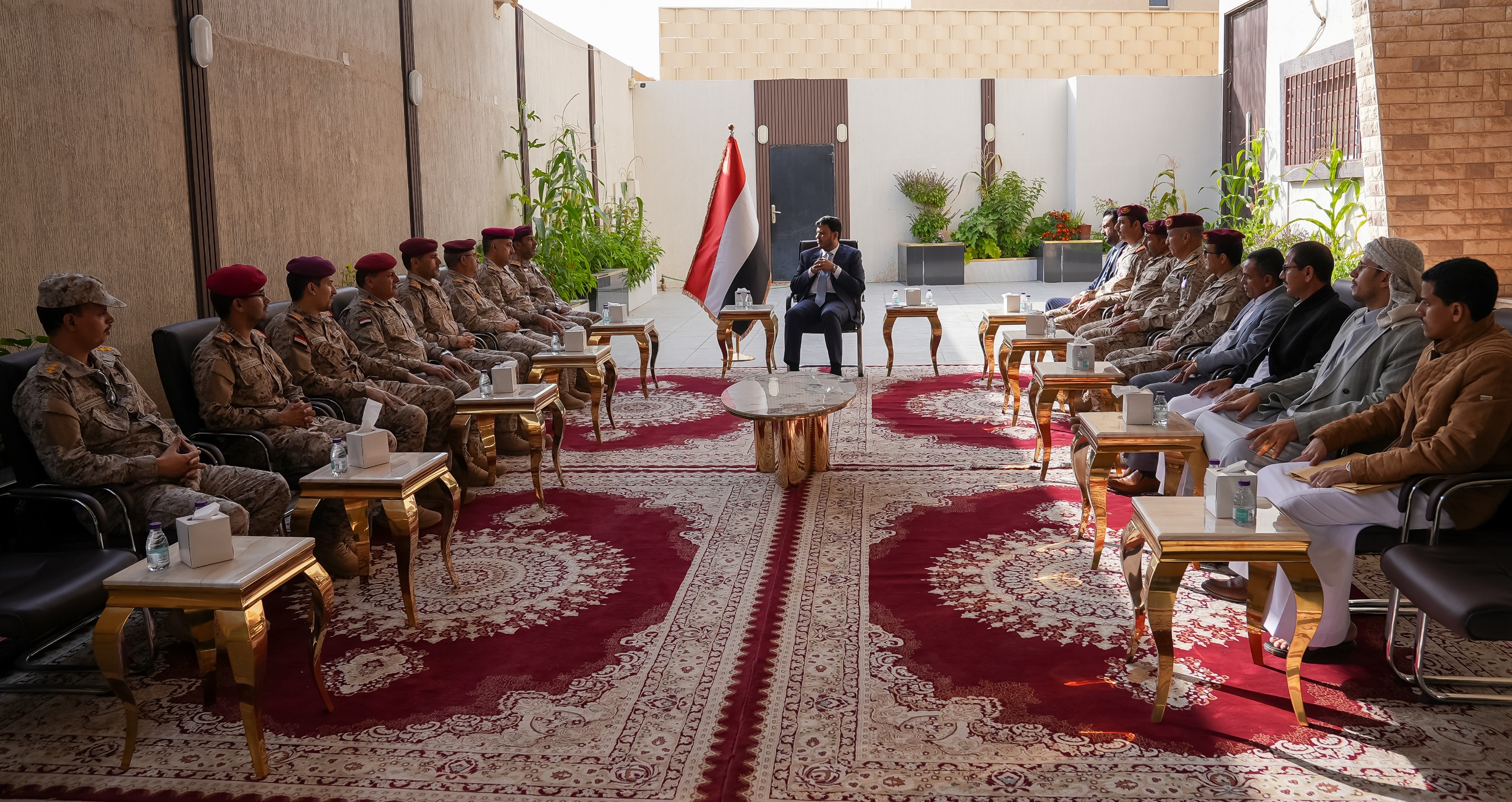 العليمي يلتقي رئيس هيئة الأركان وقيادات وزارة الدفاع لبحث المستجدات العسكرية والجاهزية القتالية