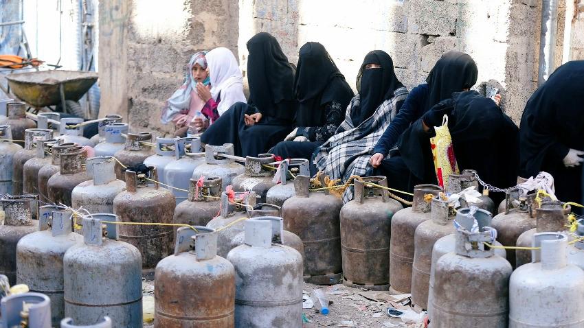 الحوثيون يرفعون أسعار الغاز المنزلي في مناطق سيطرتهم