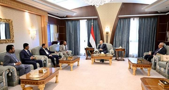 لقاء رئاسي مع الفريق الحكومي بشأن المحتجزين