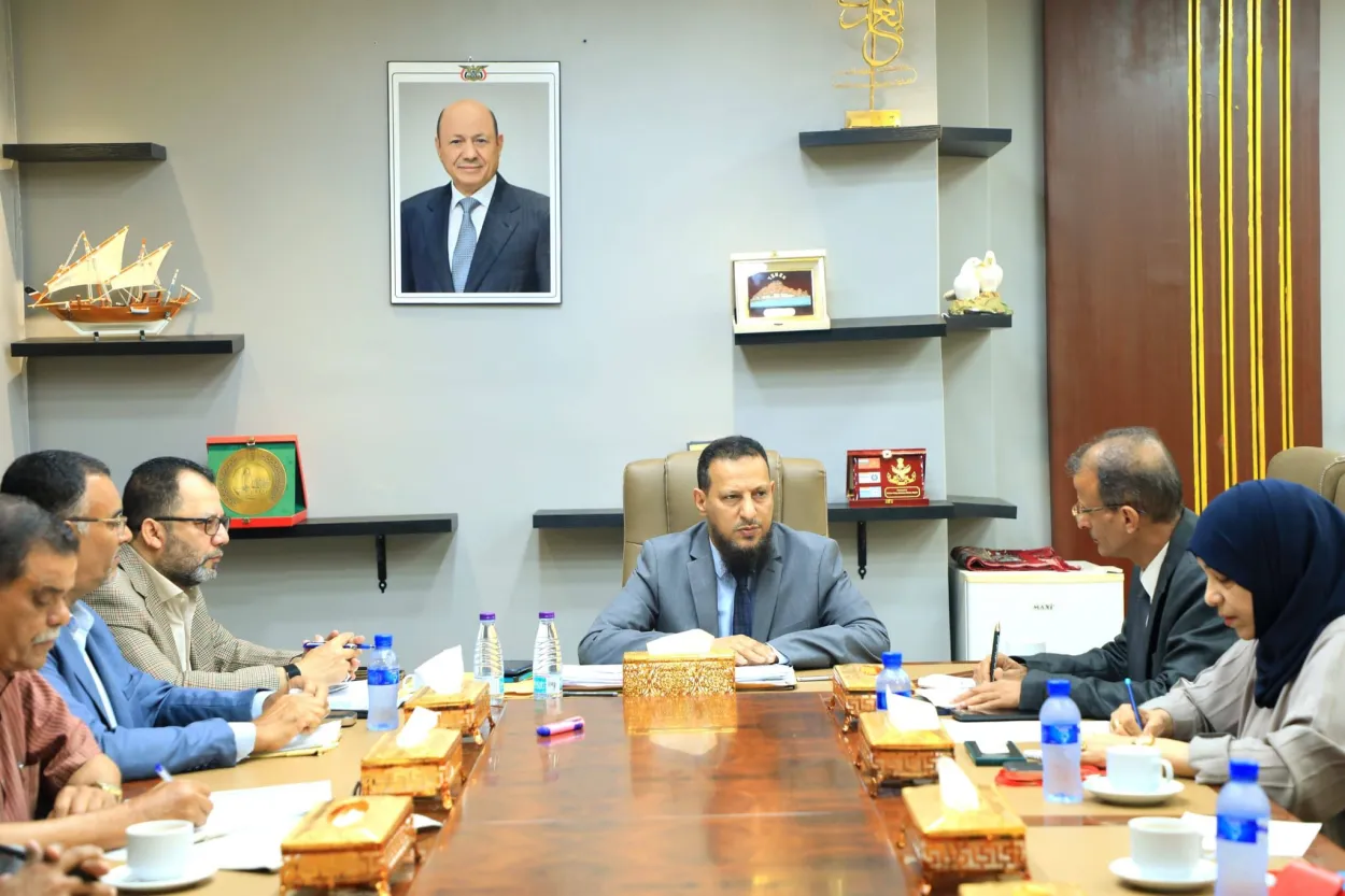 السلطة المحلية في عدن تهاجم “الانتقالي” وتتهمه بمحاولة جرّ المدينة إلى الفوضى وتضليل الرأي العام