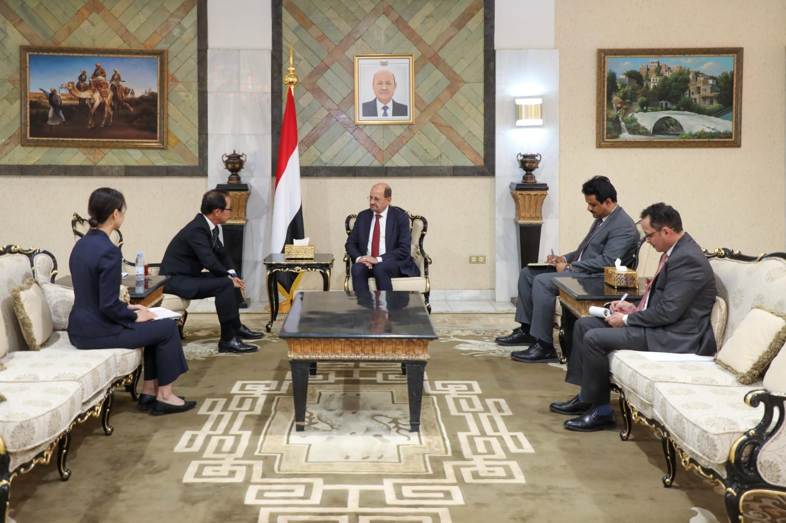 وزير الخارجية يبحث مع السفير الياباني تعزيز التعاون الثنائي ودعم جهود التعافي في اليمن