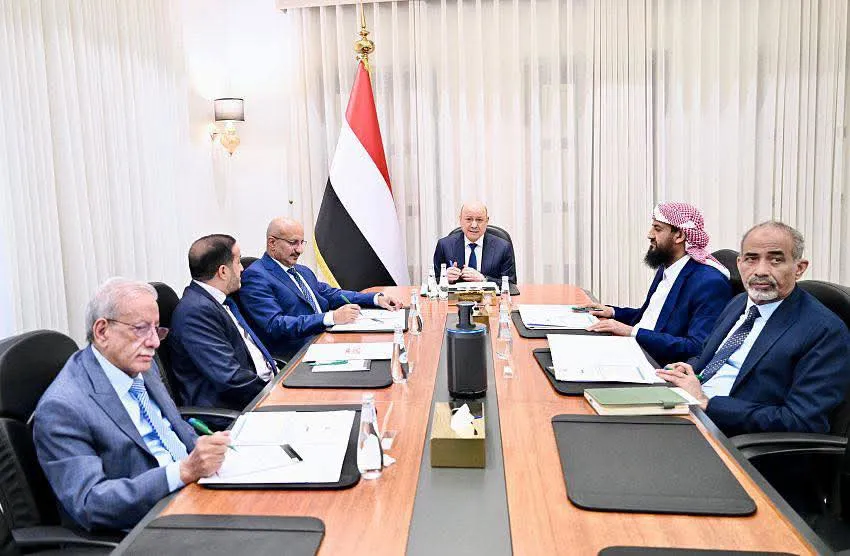 مجلس القيادة الرئاسي يوجّه بتسريع الإصلاحات وتعزيز الأمن وتحسين الخدمات في المناطق المحررة