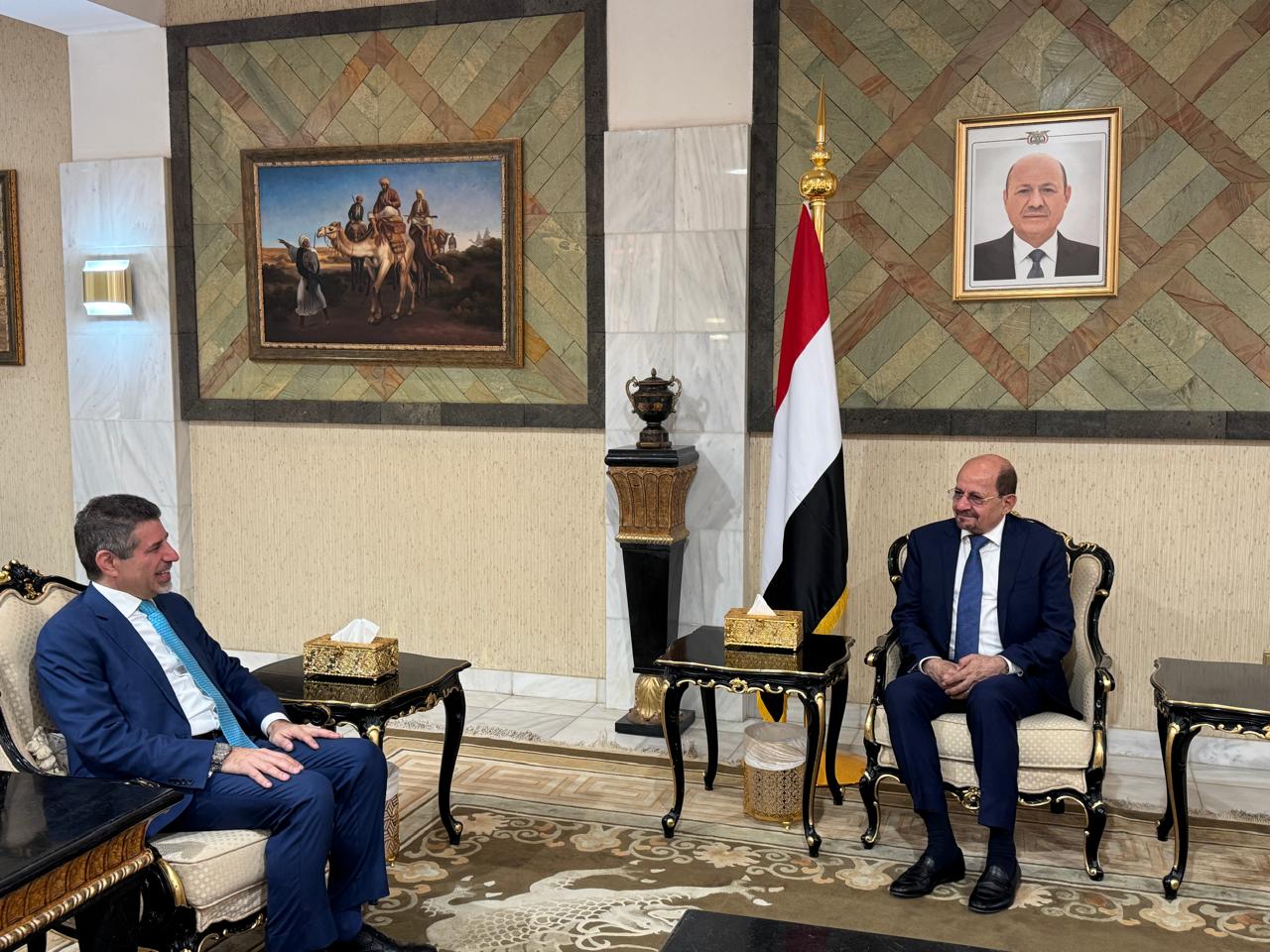 الزنداني يلتقي السفير الأمريكي ويؤكد تقدير اليمن للدعم المستمر في مواجهة الحوثيين وتعزيز السلام