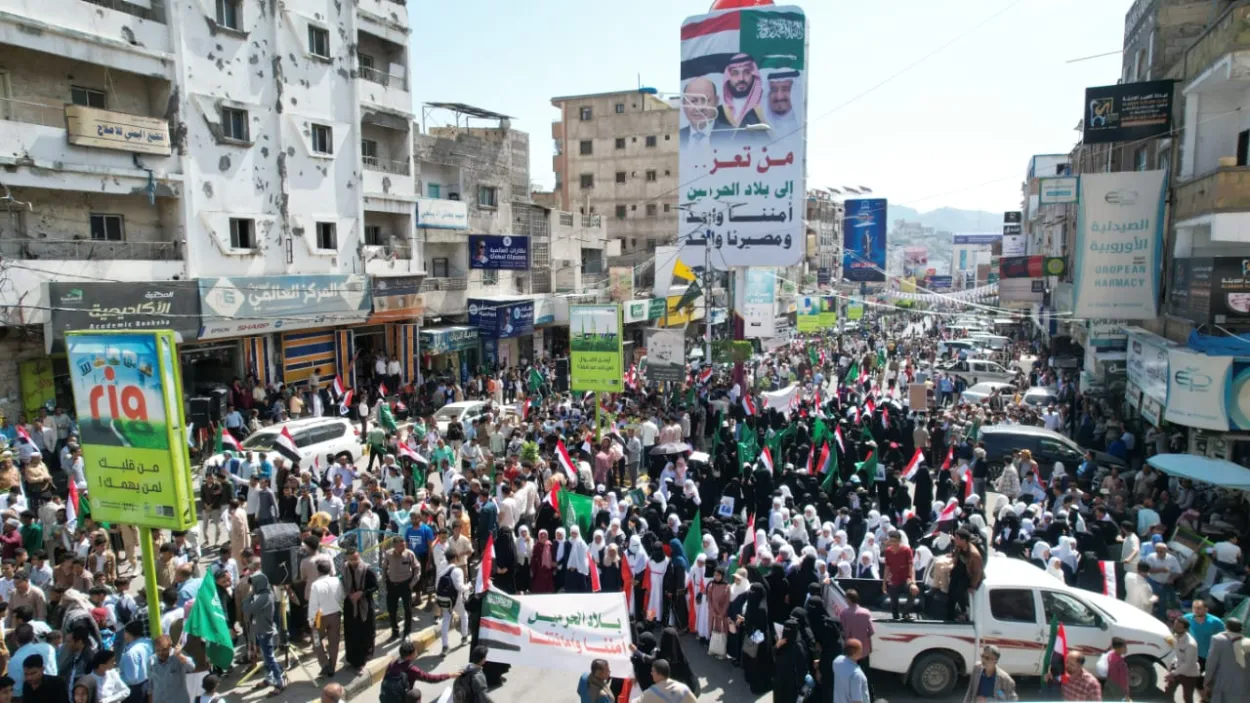 جماهير تعز تندد بالعدوان الإيراني وتؤكد وقوفها مع المملكة ودول الخليج