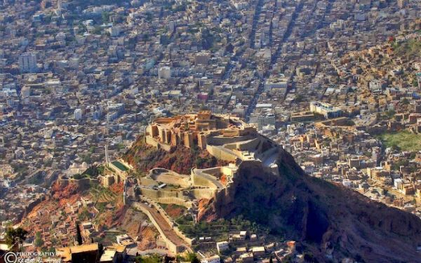 مقتل وإصابة حوثيان أثناء محاولتهما رزاعة عبوة ناسفة بموقع عسكري في تعز