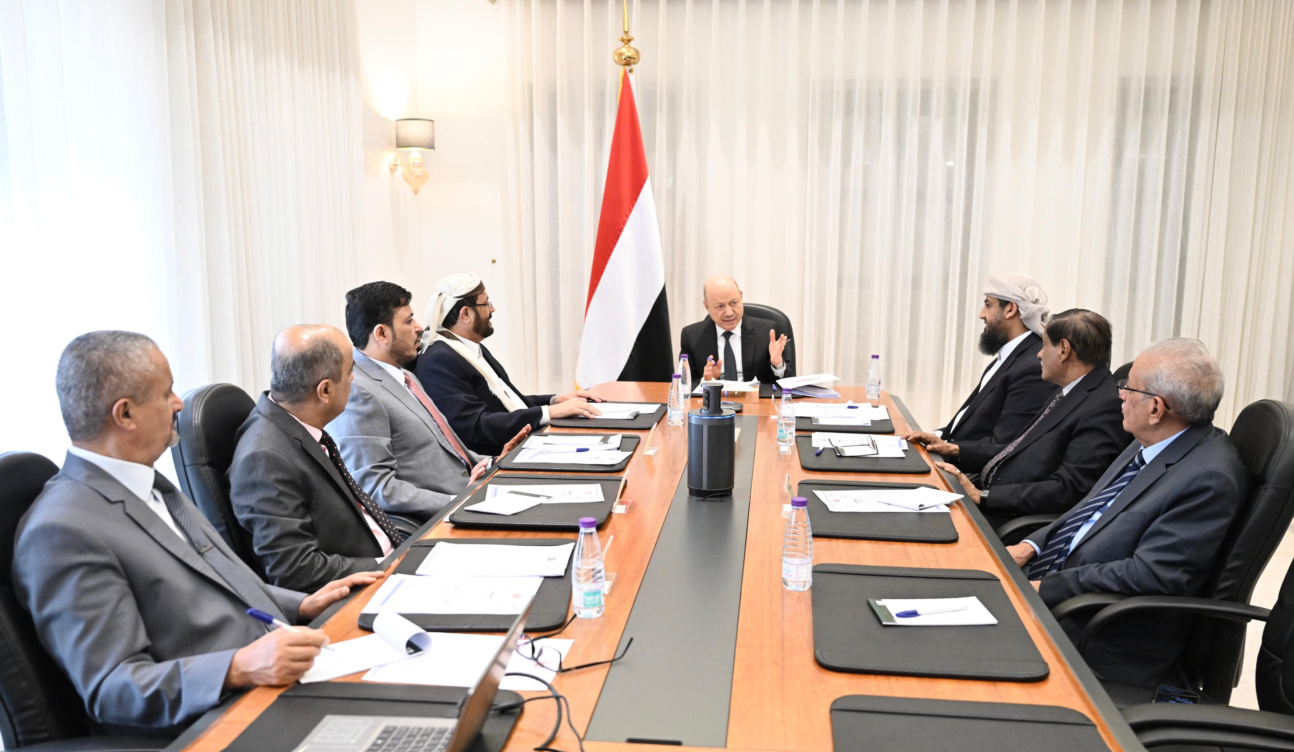 مجلس القيادة الرئاسي يبحث المستجدات الأمنية والاقتصادية ويؤكد وحدة القرار الوطني ومواصلة الإصلاحات