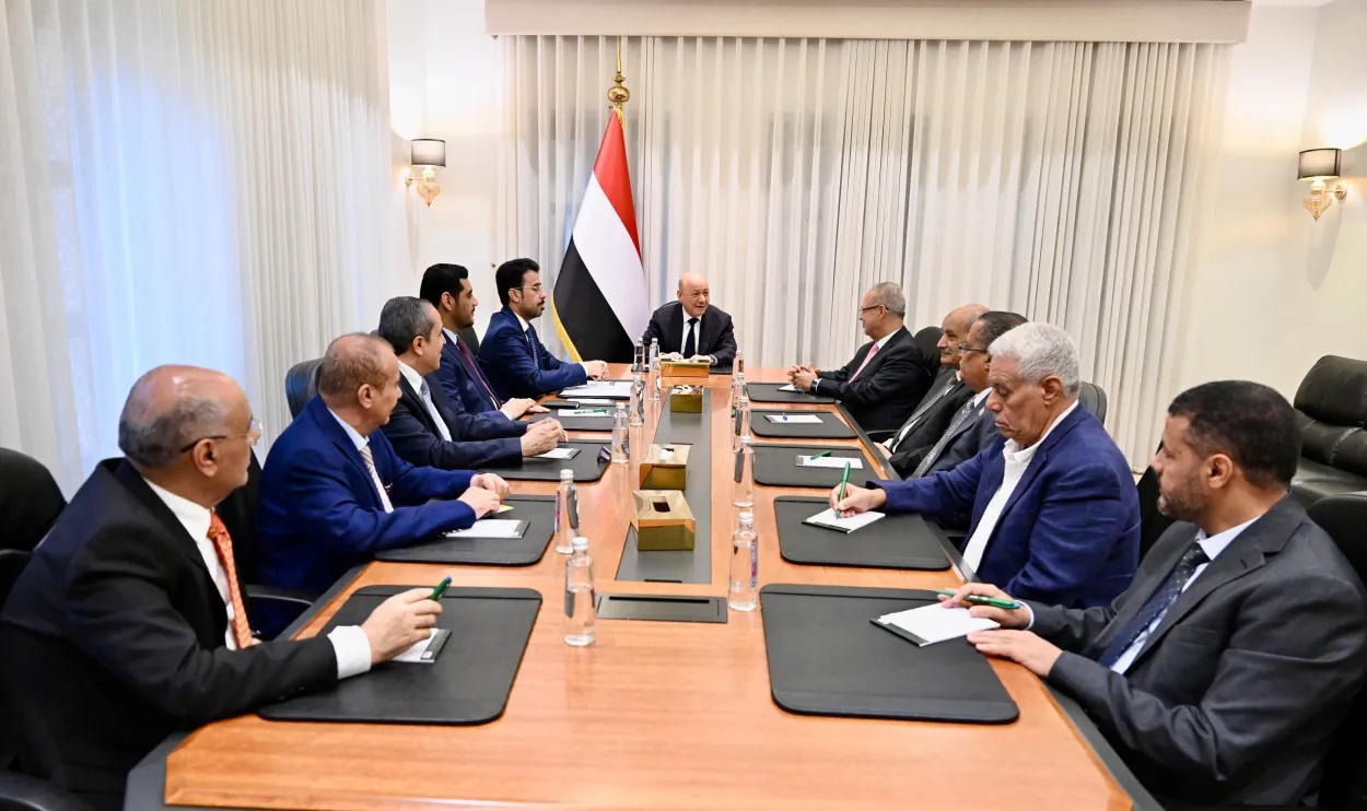 العليمي يحشد القوى السياسية لمواجهة التصعيد الحوثي والمشروع الإيراني